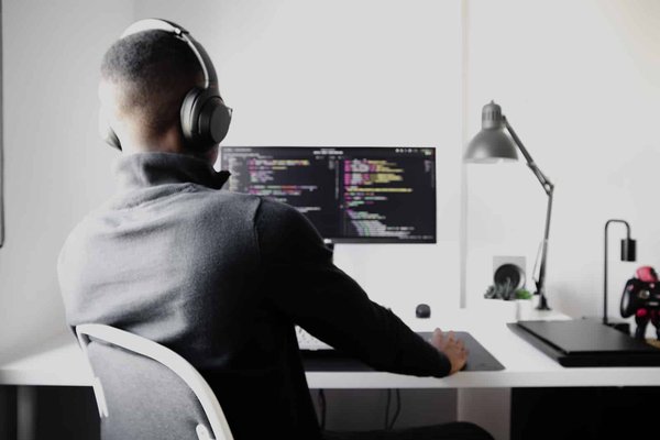 Maîtriser le back-end : clé du succès pour un développement web performant